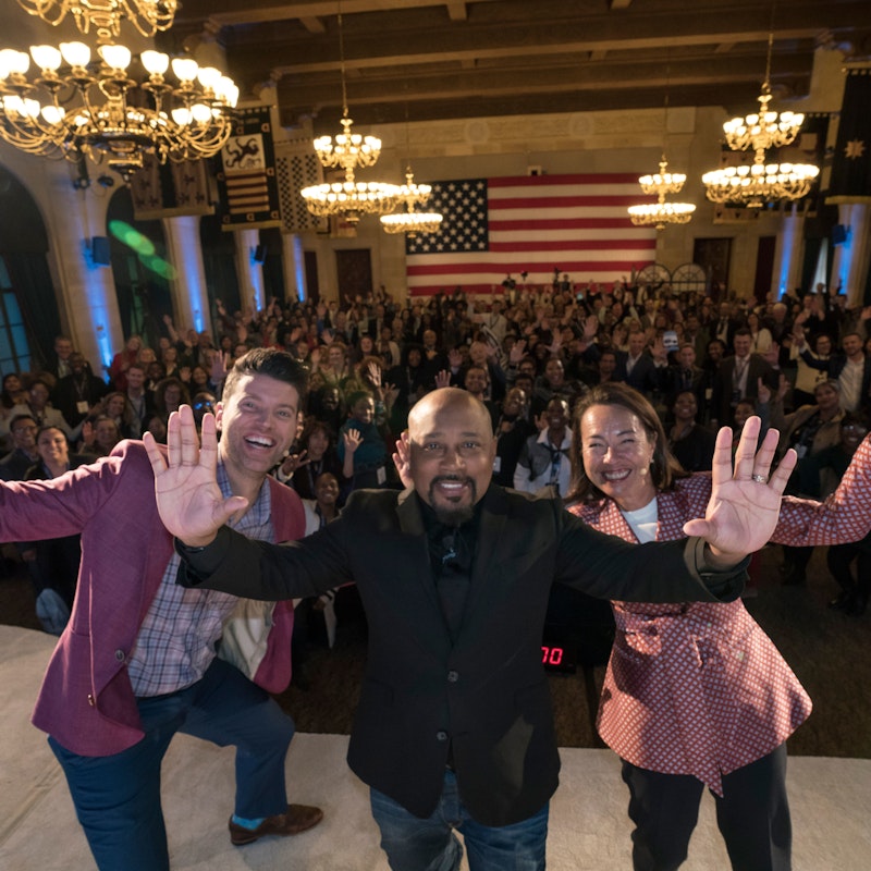 daymond john taking selfie with a crowd