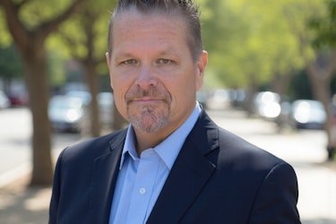  Headshot of Kevin Lewis, franchise owner of Apex Leadership Company. 